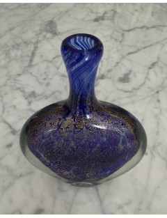 Jean-Claude Novaro - Vase à panse plate à col haut en verre soufflé à inclusions d'oxydes, d'émaux bleus et feuilles d'or