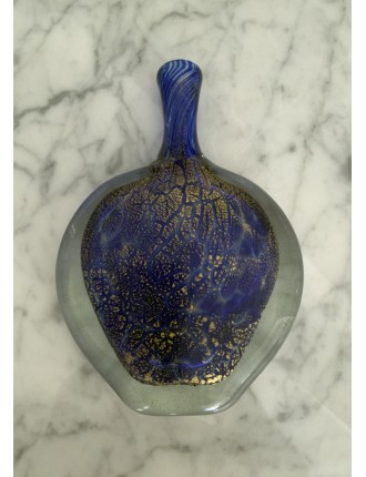 Jean-Claude Novaro - Vase à panse plate à col haut en verre soufflé à inclusions d'oxydes, d'émaux bleus et feuilles d'or