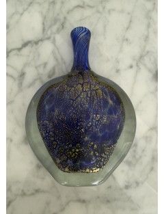 Jean-Claude Novaro - Vase à panse plate à col haut en verre soufflé à inclusions d'oxydes, d'émaux bleus et feuilles d'or