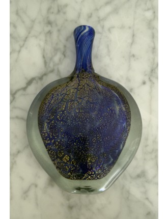 Jean-Claude Novaro - Vase à panse plate à col haut en verre soufflé à inclusions d'oxydes, d'émaux bleus et feuilles d'or