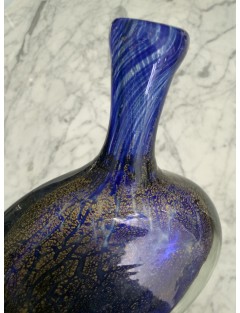 Jean-Claude Novaro - Vase à panse plate à col haut en verre soufflé à inclusions d'oxydes, d'émaux bleus et feuilles d'or
