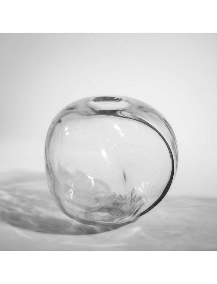Murano – Verre – 1960 – Grand vase sphérique en verre translucide, un des côtés de forme mouvementée