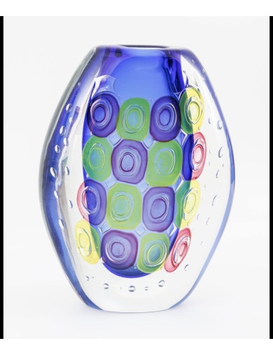 Muano. Vase Annely. Vase en verre sommerso transparent et bleu, orné de murrini jaunes et roses et d'un motif de bulles de Luigi