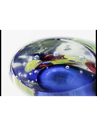 Muano. Vase Annely. Vase en verre sommerso transparent et bleu, orné de murrini jaunes et roses et d'un motif de bulles de Luigi