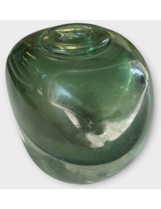 Vase - Jean-Claude Novaro - Vase en verre soufflé vert. Signé en dessous. H : 13 cm.