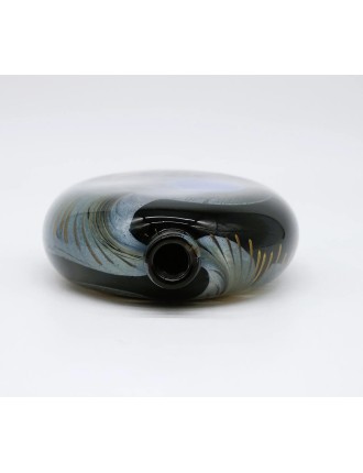 Vase - Eric Laurent - Vase bouteille en méplat en verre soufflé à décor d'ocelle bleu.